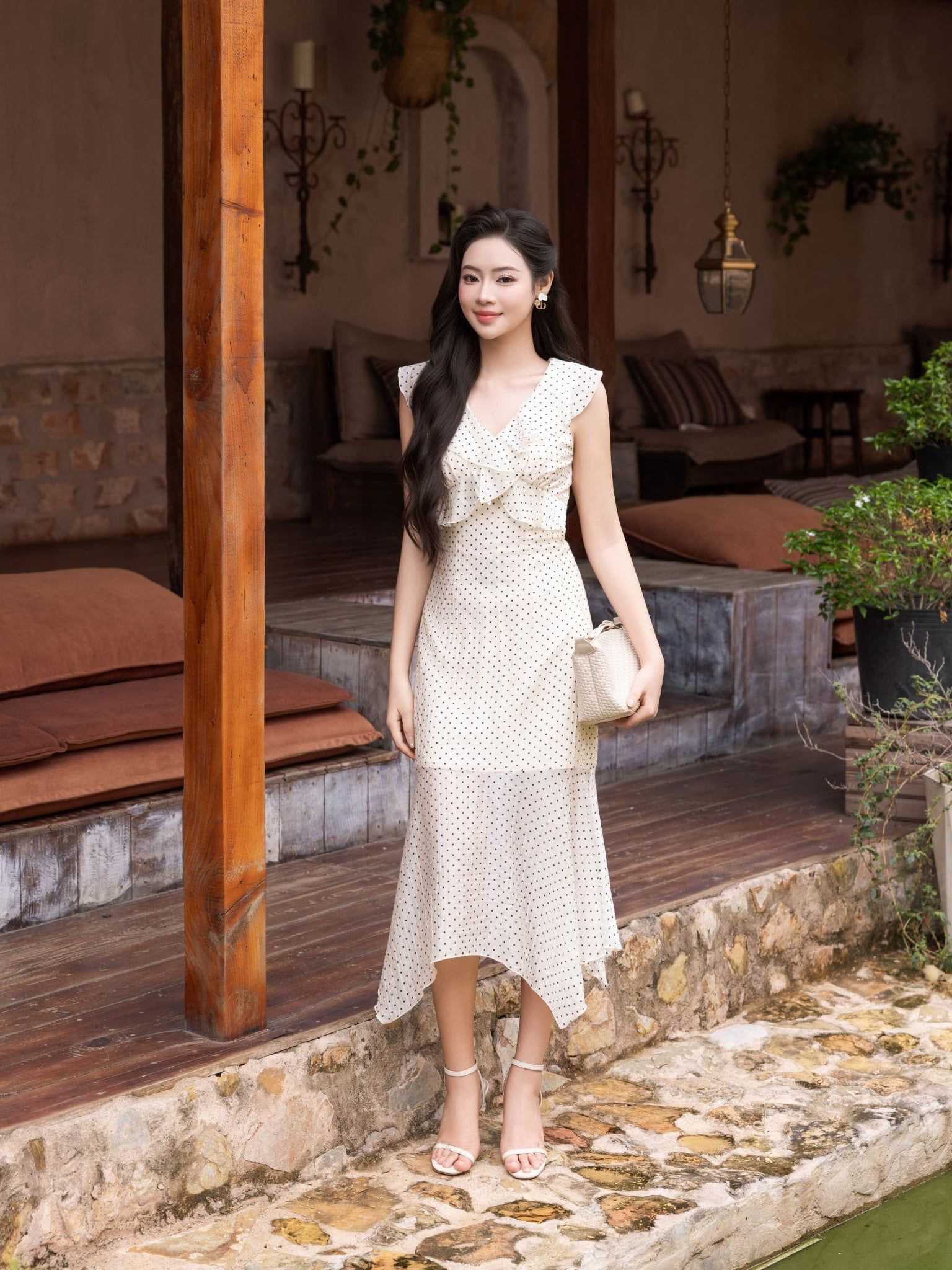  Đầm midi tơ chấm bi cổ V bèo 