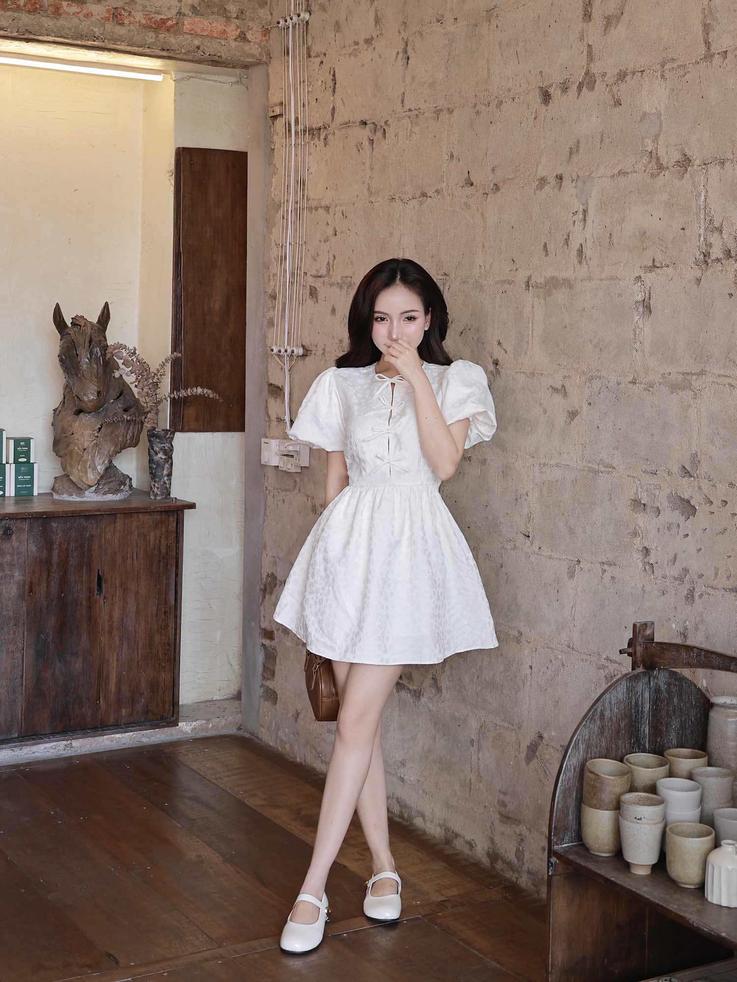 Đầm mini gấm tay phồng phối nơ