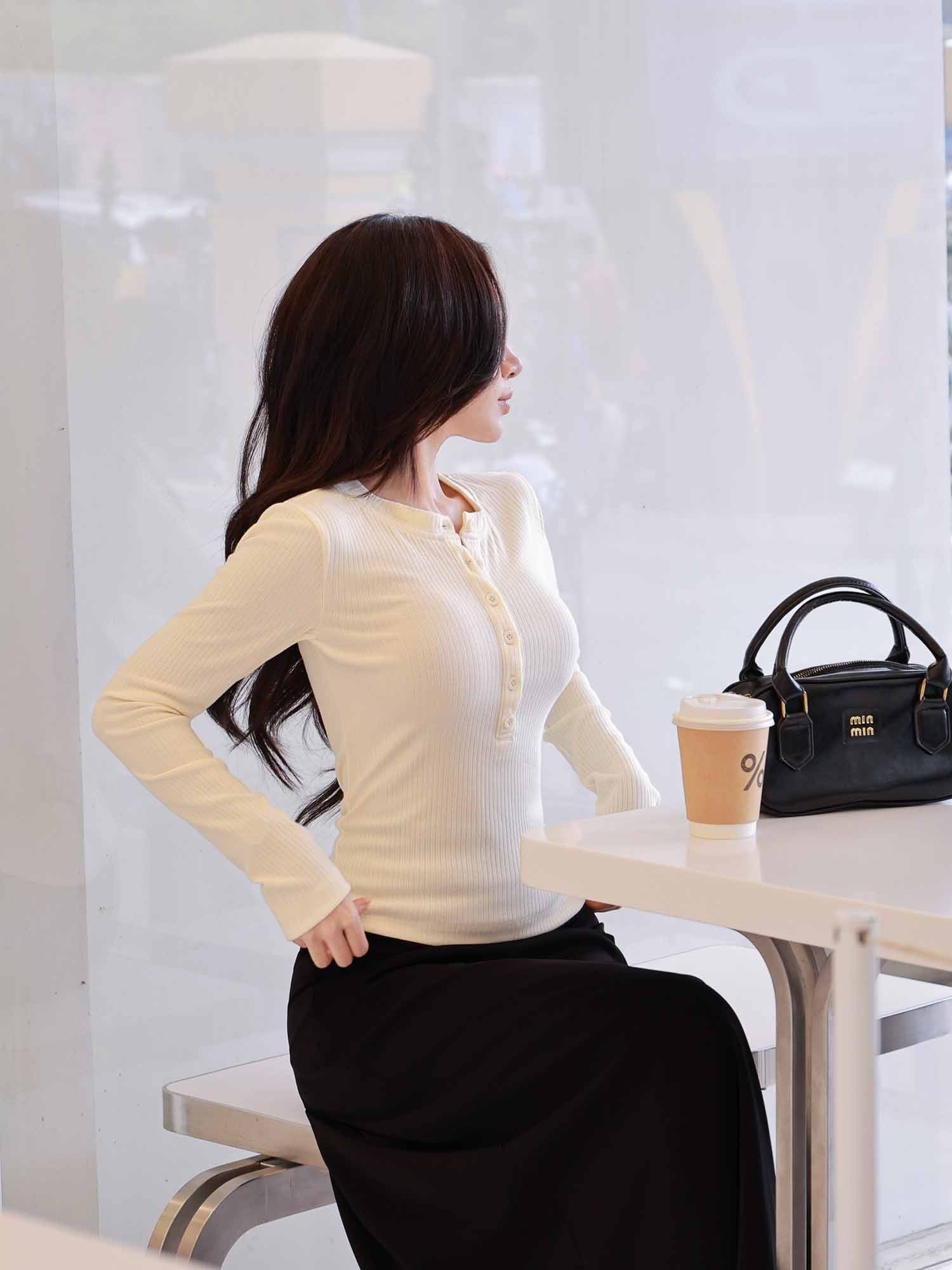  Áo thun tay dài cổ tròn gài nút 