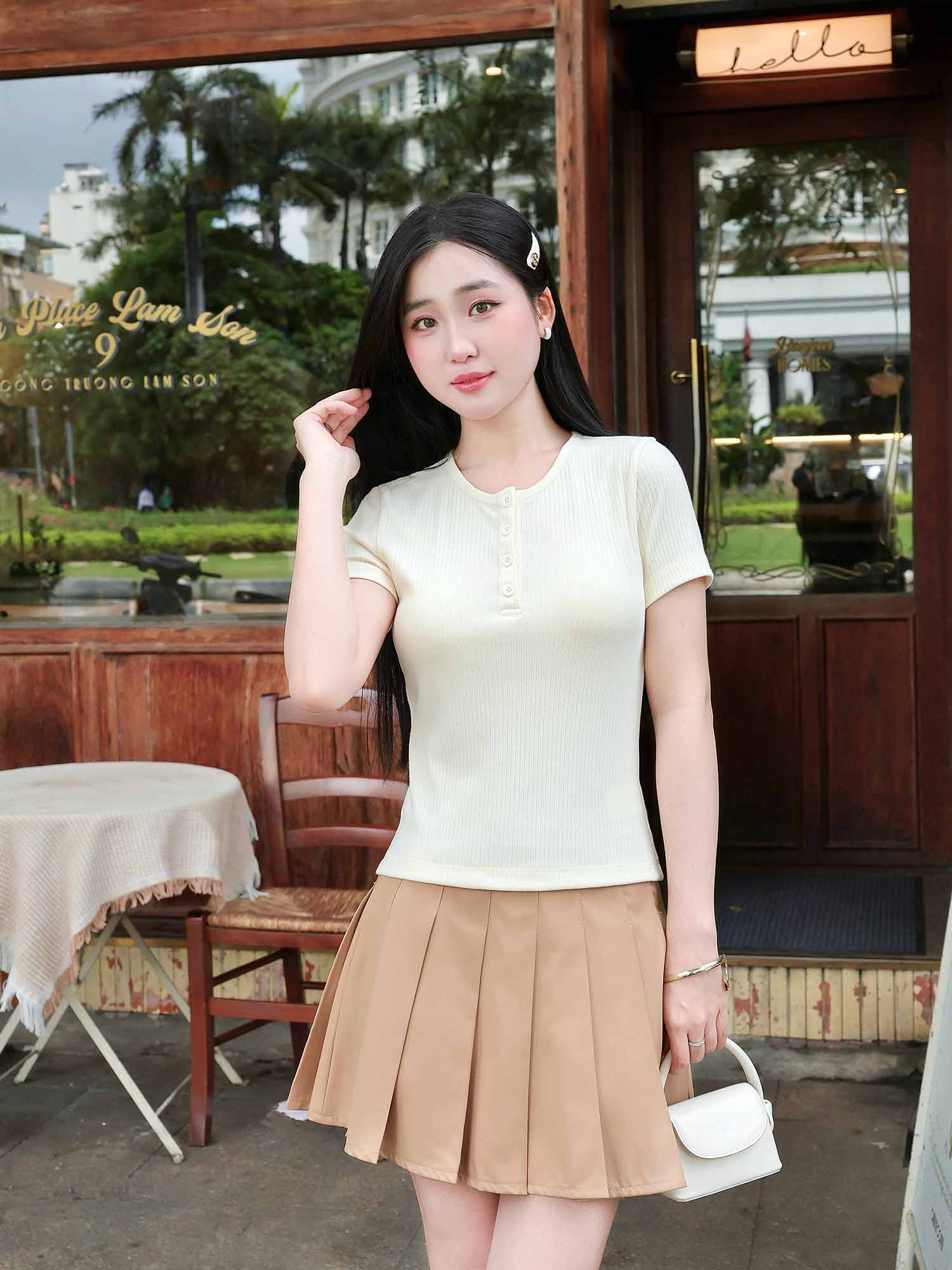 Áo thun cổ tròn gài nút