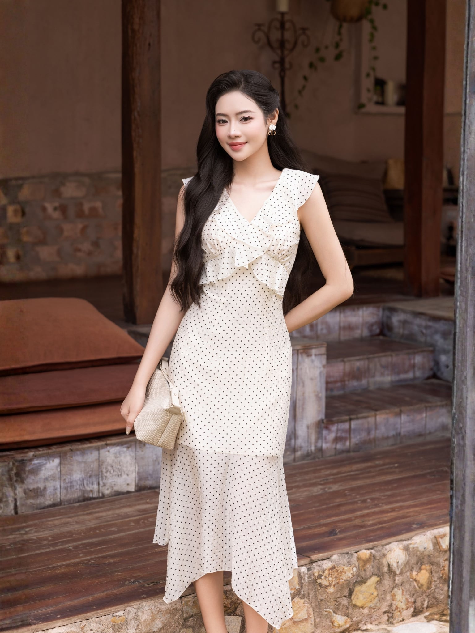 Đầm midi tơ chấm bi cổ V bèo