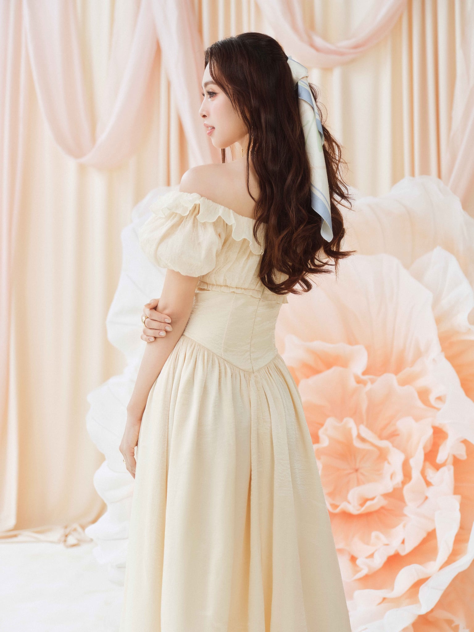 Đầm midi trễ vai phối bèo có tay
