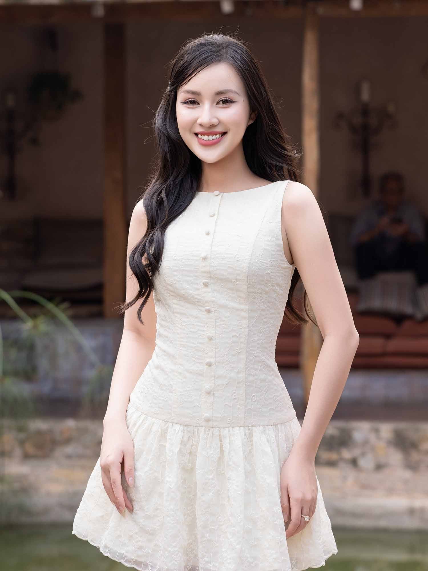  Đầm mini xô thêu hạ eo cổ thuyền 