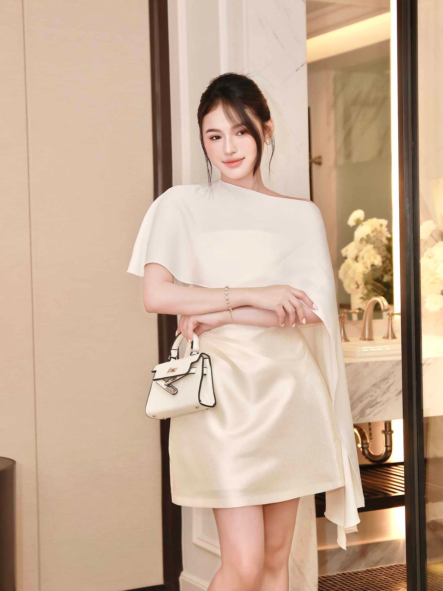 Đầm mini Tapta cúp ngực phối khăn lụa