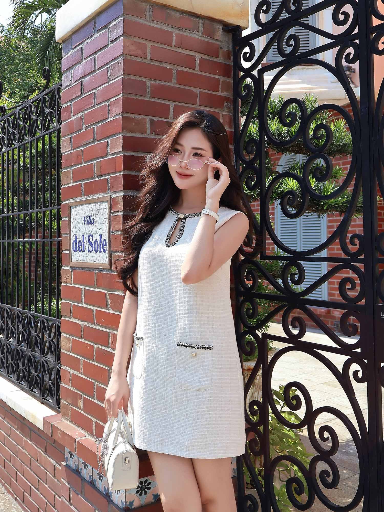  Đầm mini Tweed ngắn cổ giọt nước 