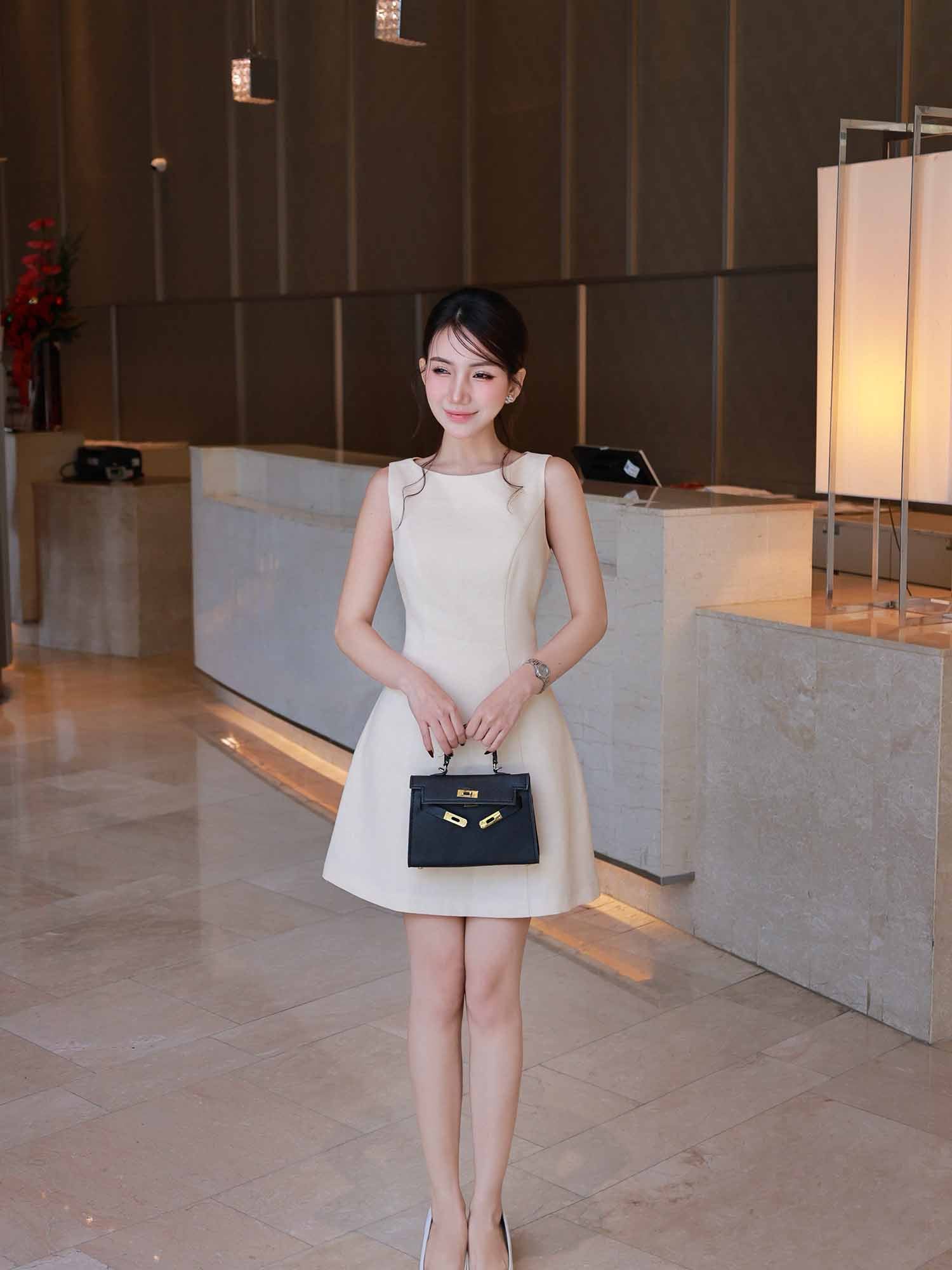 Đầm ngắn linen sát nách cổ ngang