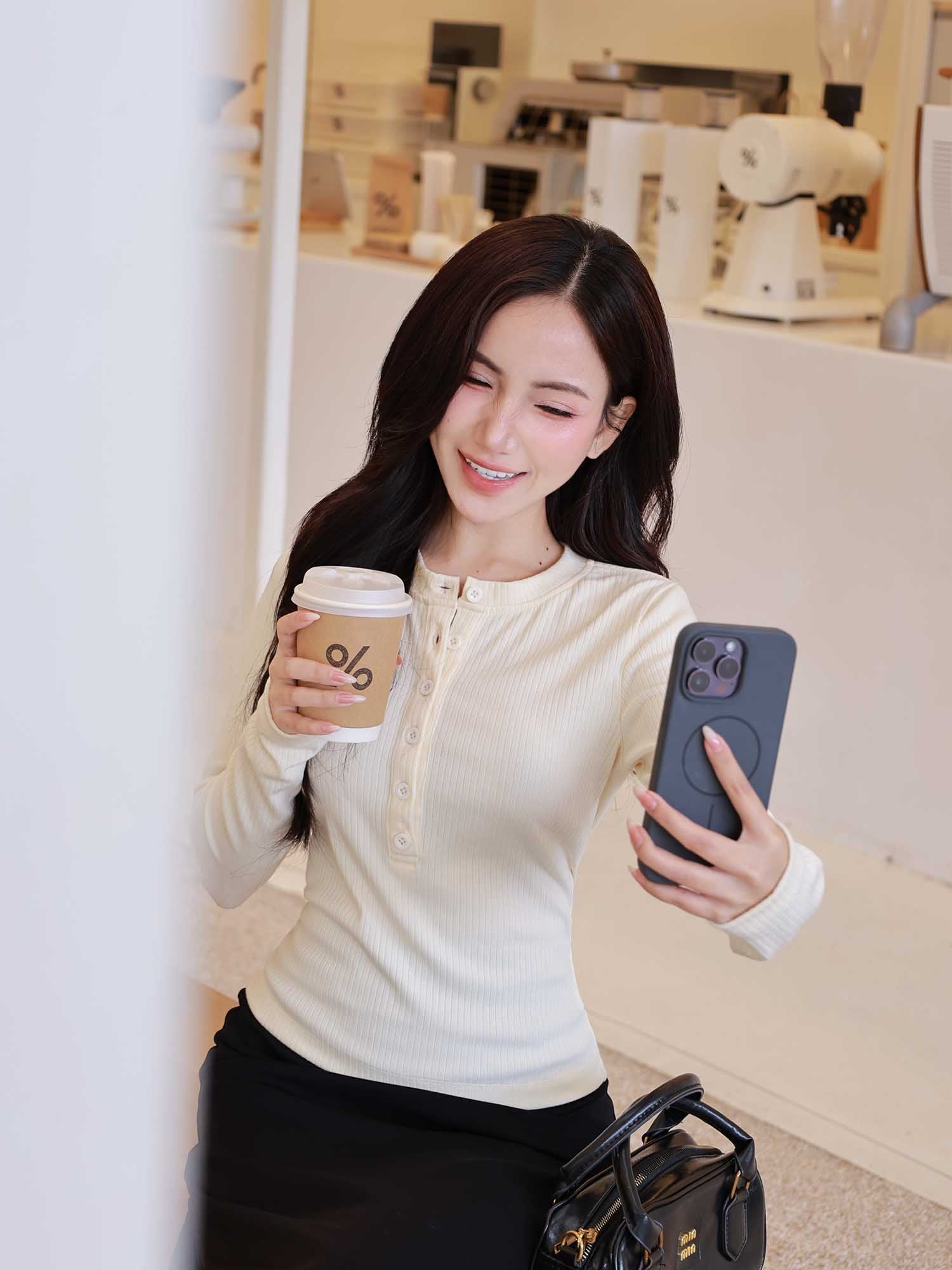 Áo thun tay dài cổ tròn gài nút