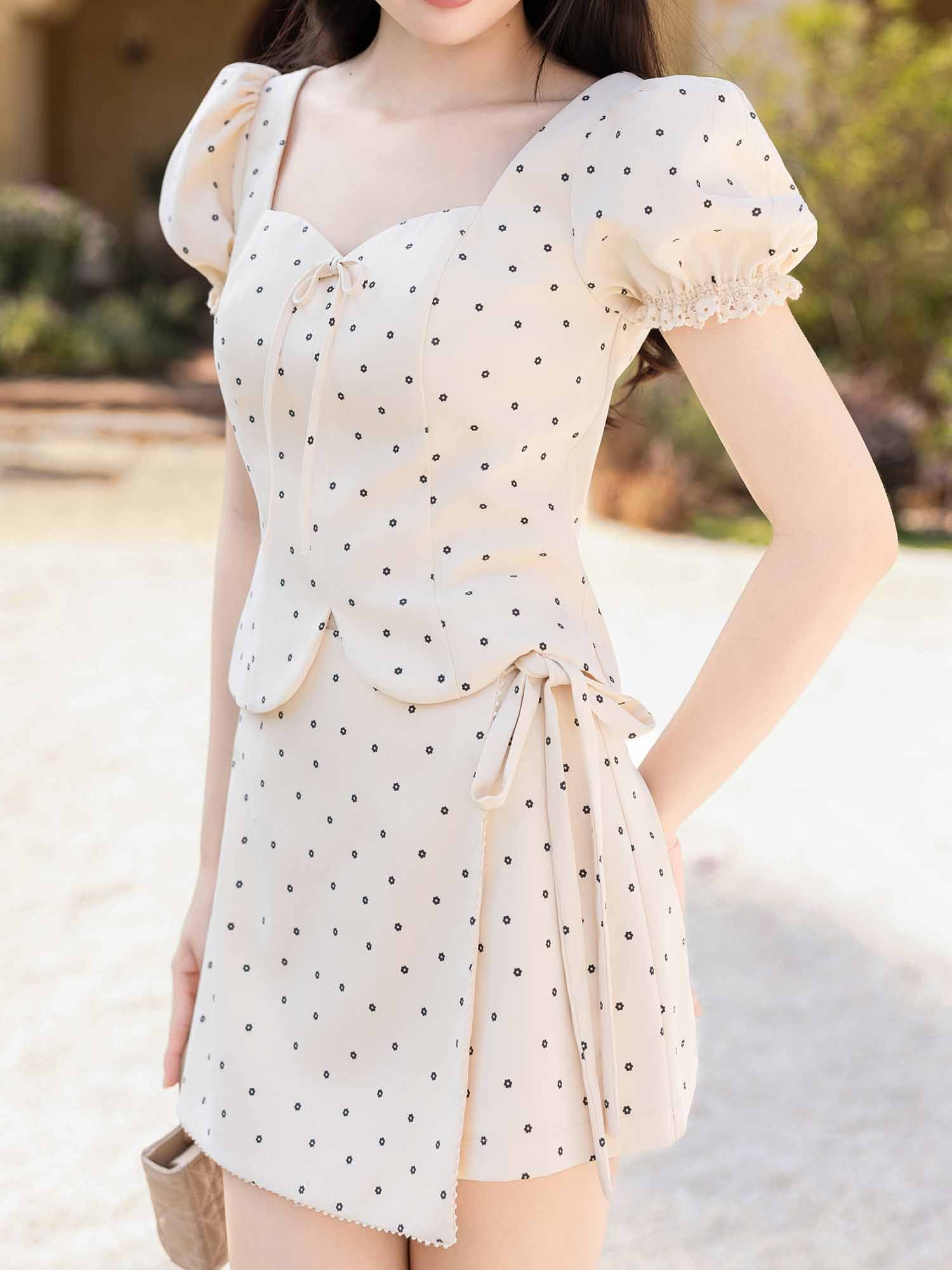 Áo kiểu kaki hoa nhí cổ tim tay phồng