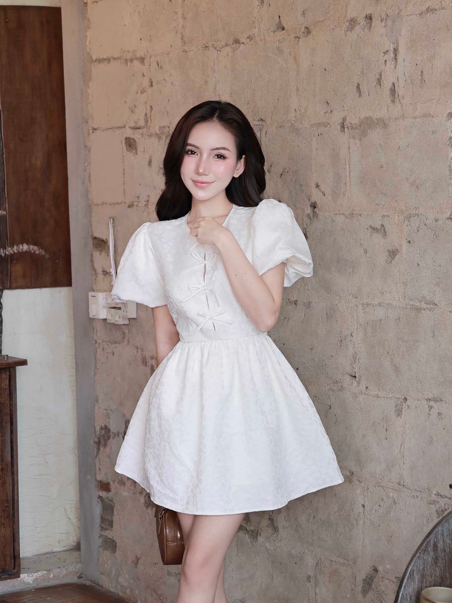  Đầm mini gấm tay phồng phối nơ 