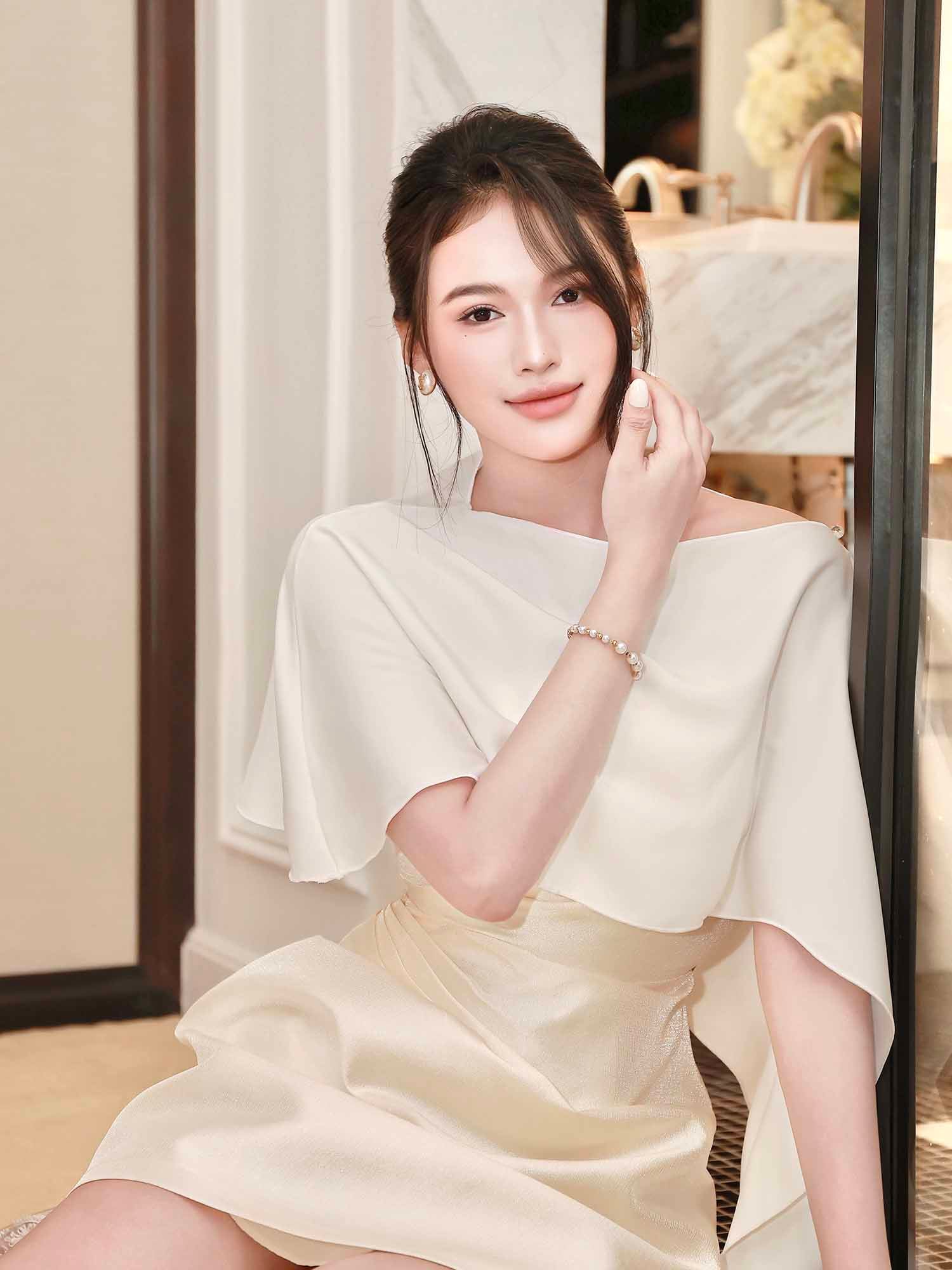 Đầm mini Tapta cúp ngực phối khăn lụa