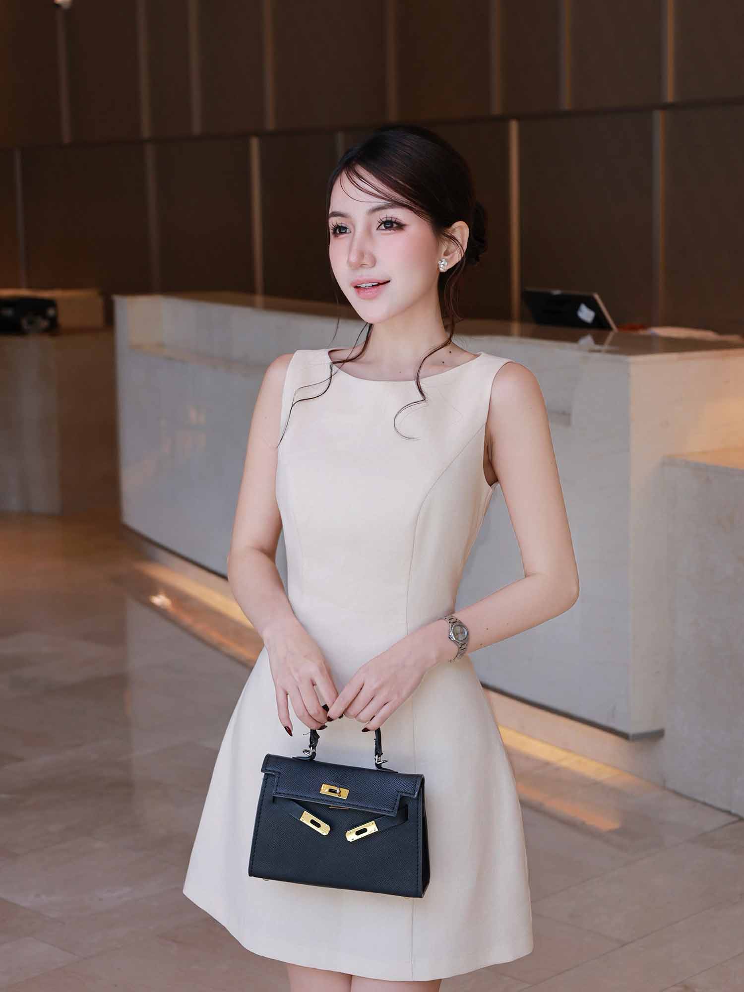 Đầm ngắn linen sát nách cổ ngang