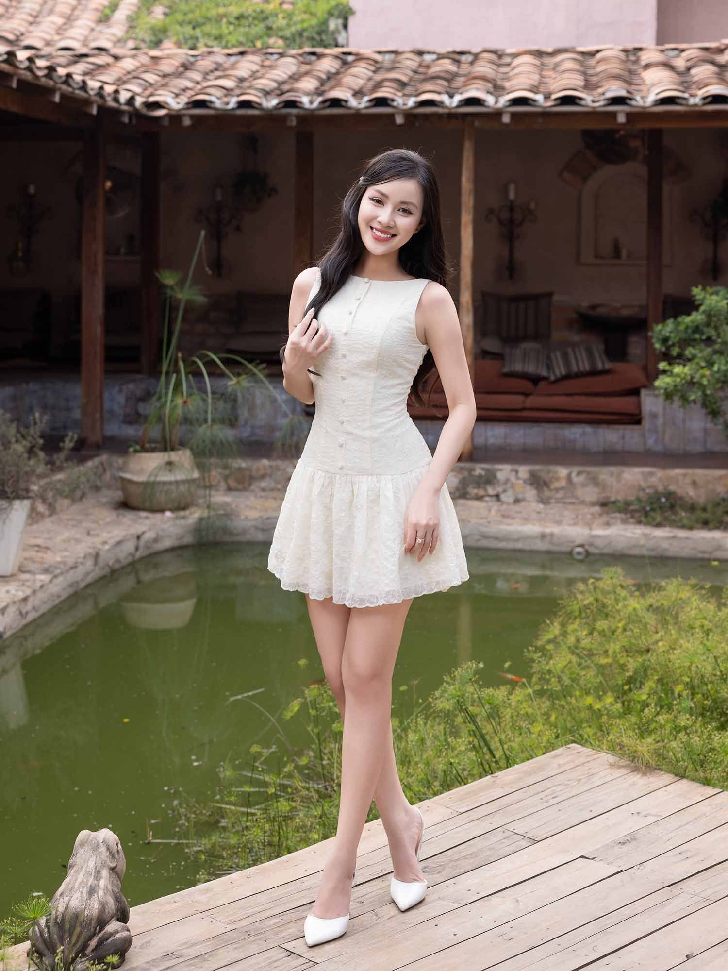  Đầm mini xô thêu hạ eo cổ thuyền 