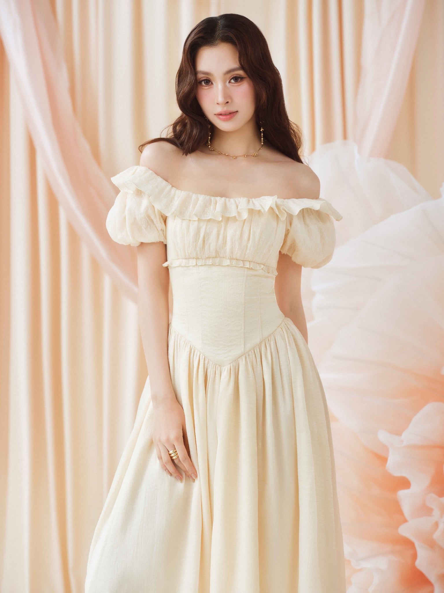  Đầm midi trễ vai phối bèo có tay 