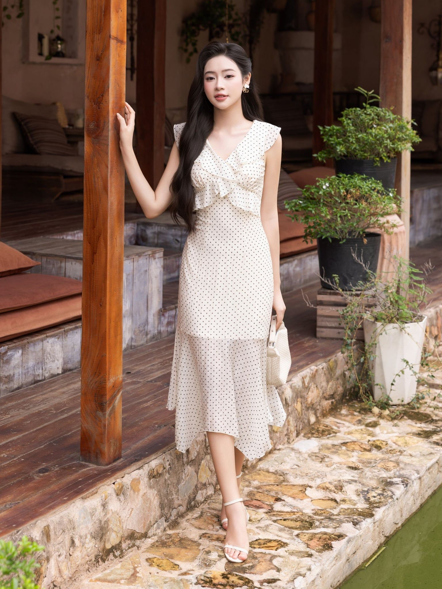  Đầm midi tơ chấm bi cổ V bèo 
