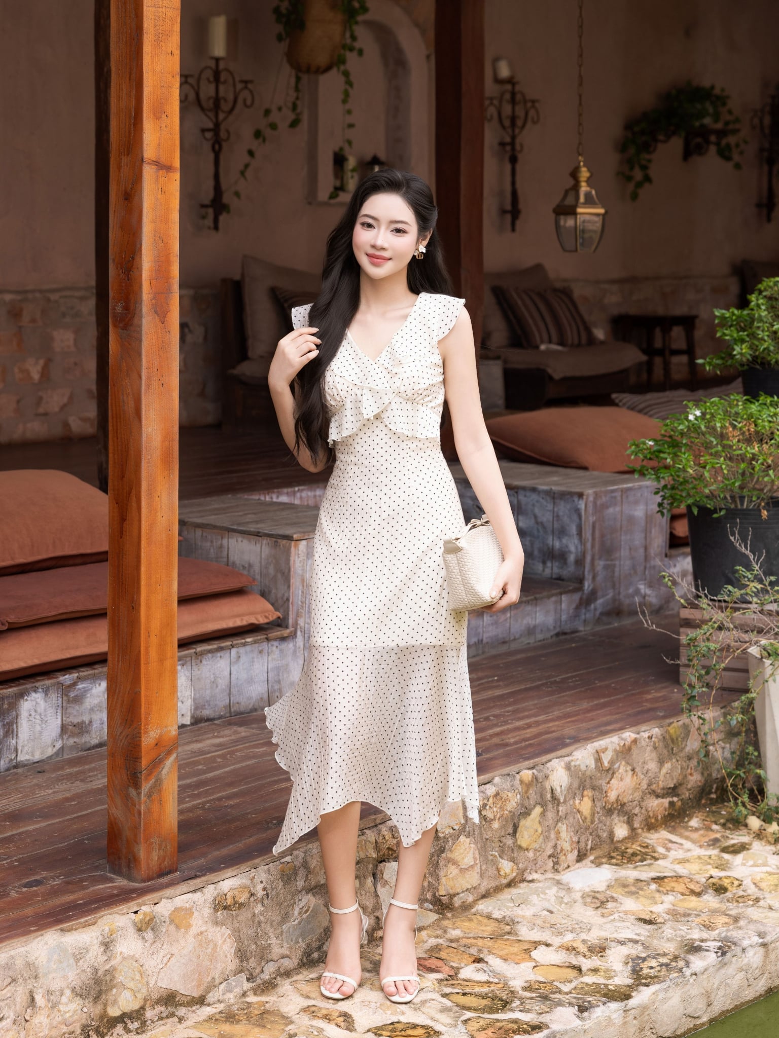 Đầm midi tơ chấm bi cổ V bèo
