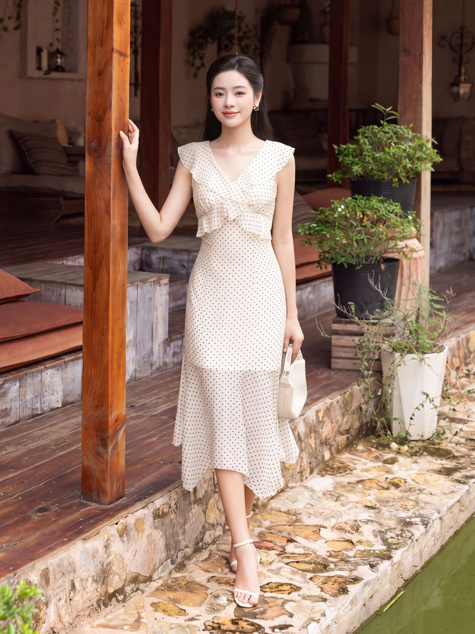  Đầm midi tơ chấm bi cổ V bèo 