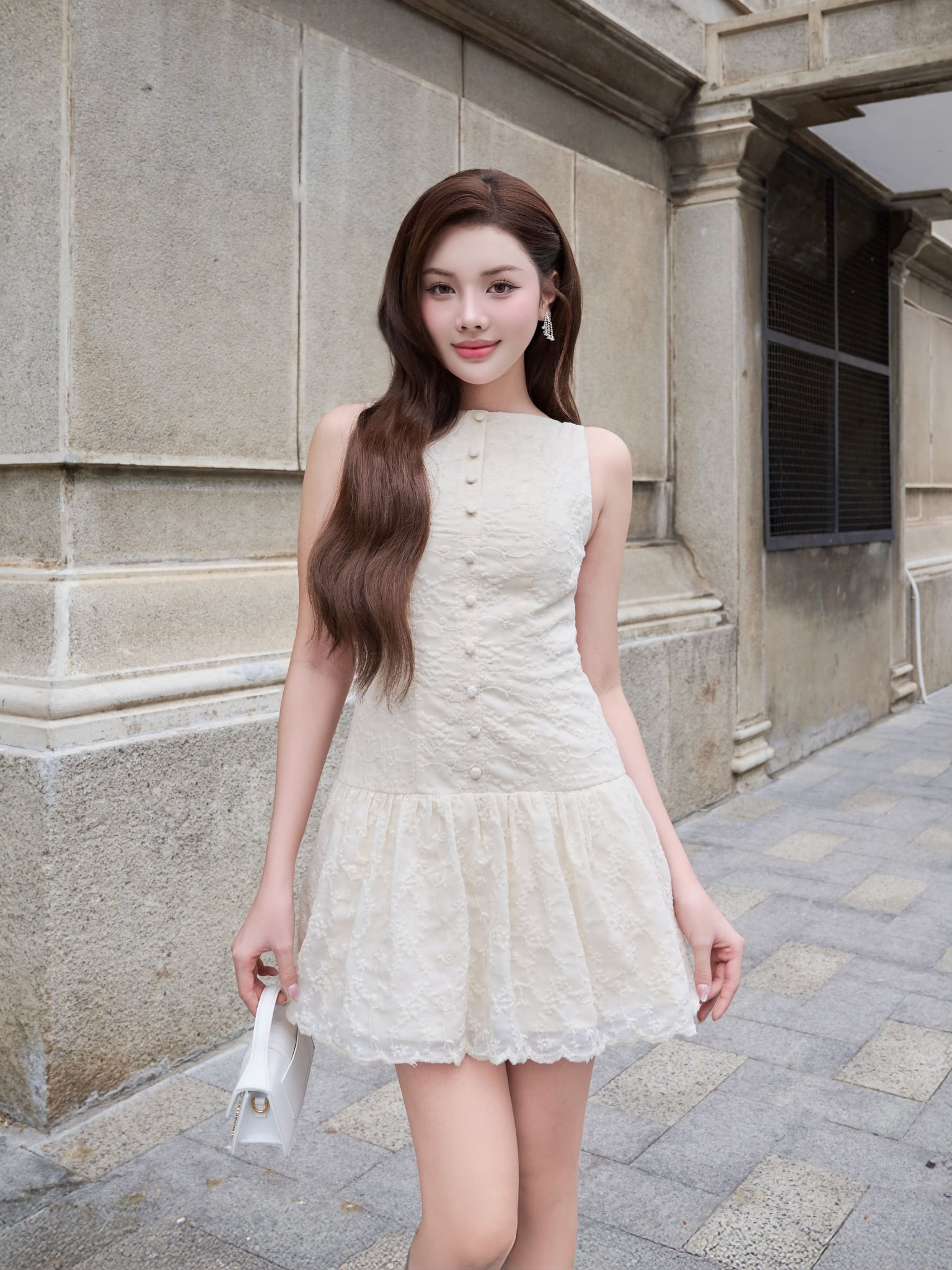 Đầm mini xô thêu hạ eo cổ thuyền
