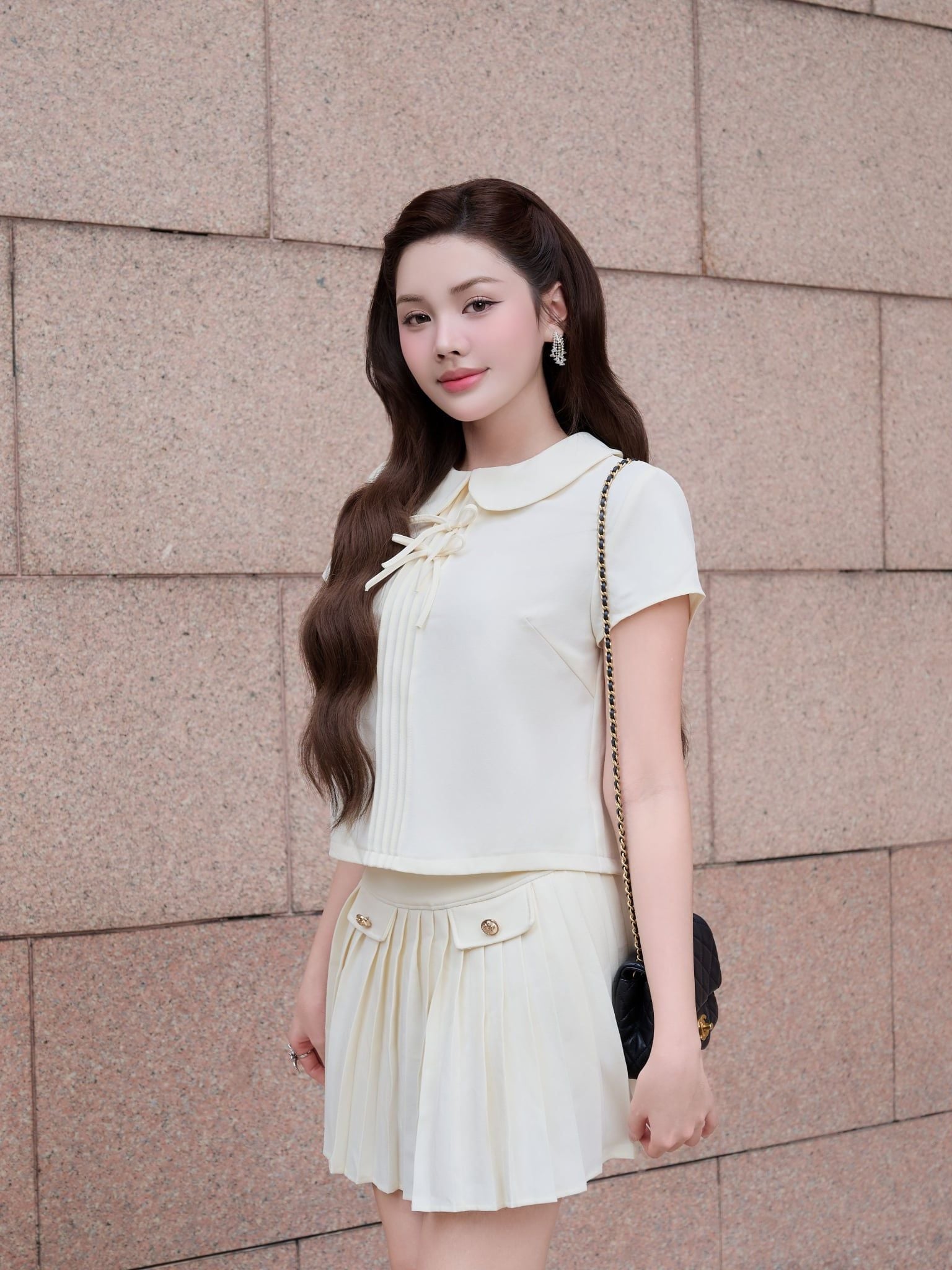  Áo form suông xếp ly cổ lá sen 