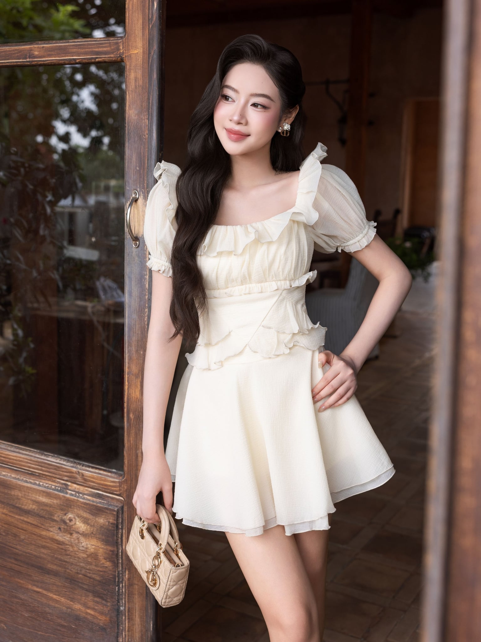 Đầm mini trễ vai nhún ngực phối bèo