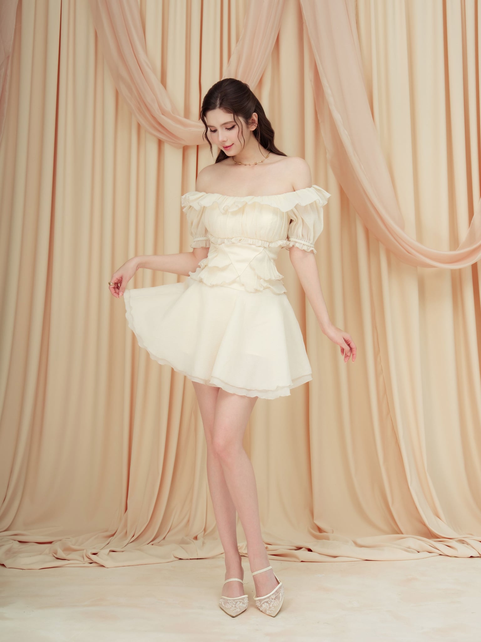 Đầm mini trễ vai nhún ngực phối bèo