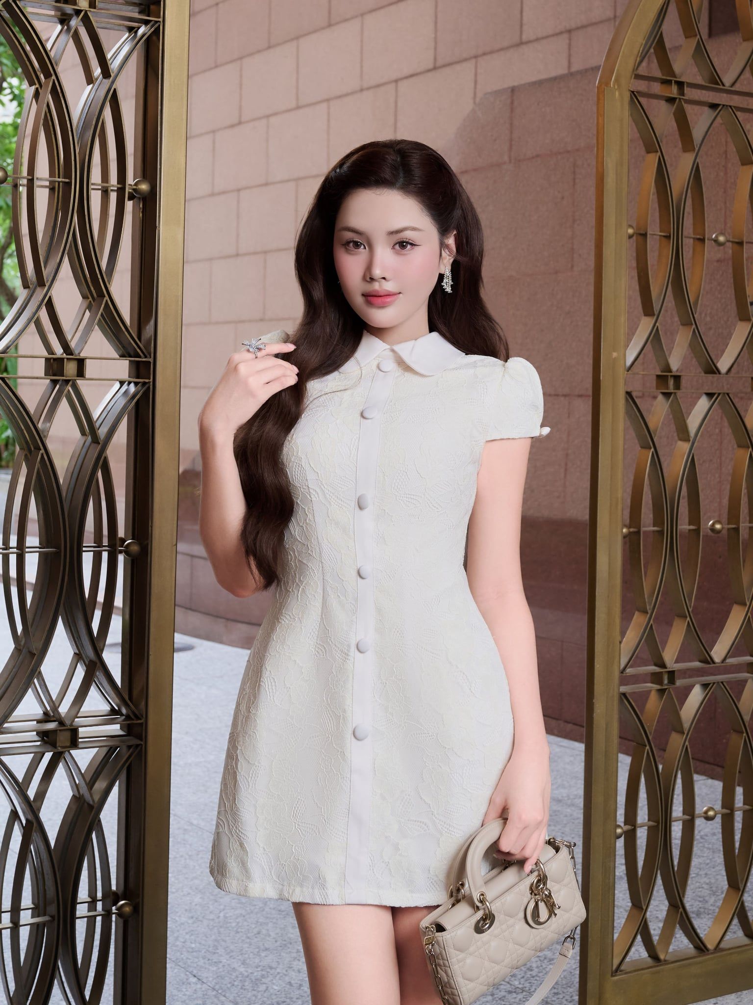  Đầm mini ren hoa cổ lá sen 