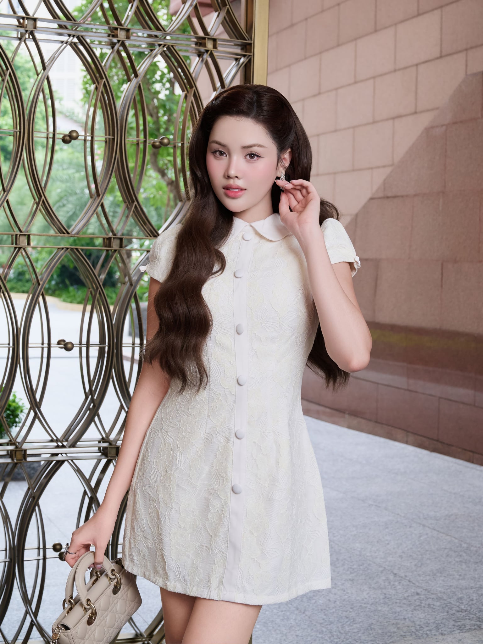 Đầm mini ren hoa cổ lá sen