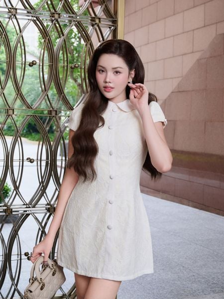  Đầm mini ren hoa cổ lá sen 