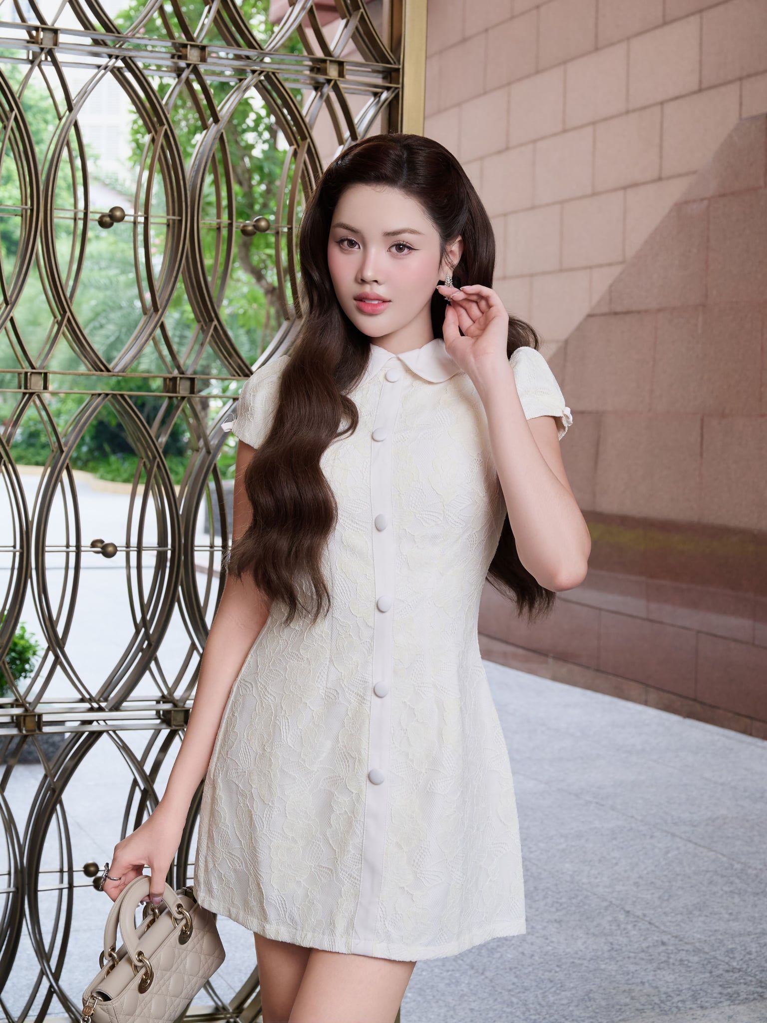  Đầm mini ren hoa cổ lá sen 