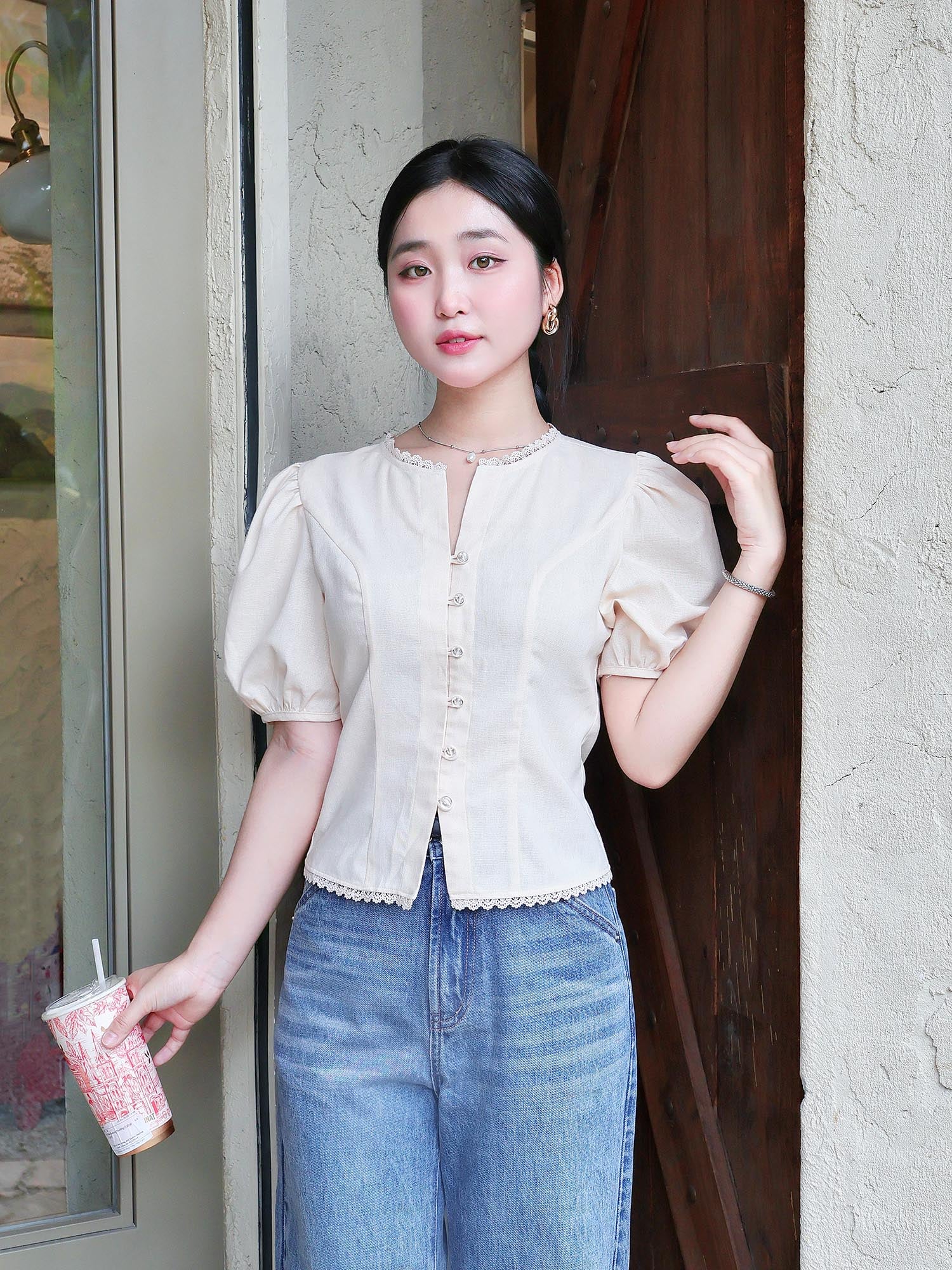 Áo decoup tay phồng cổ tròn viền ren