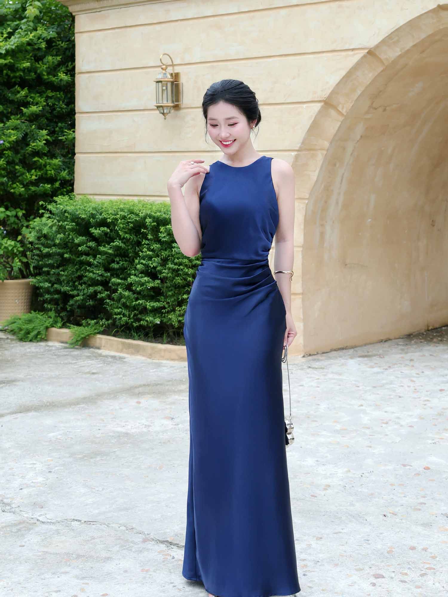  Đầm maxi lụa cổ tròn nhún eo 