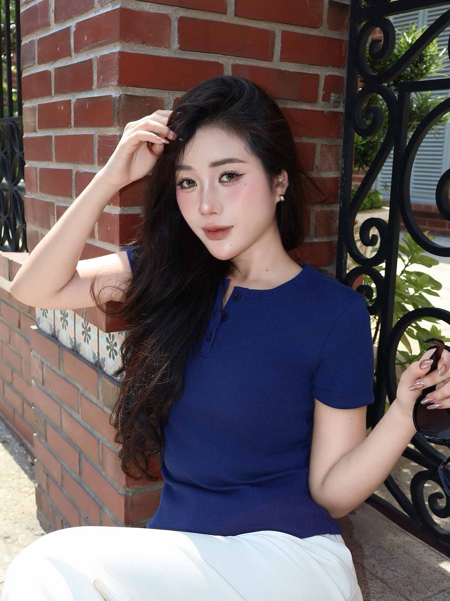 Áo thun gân tay ngắn cổ tròn cài nút