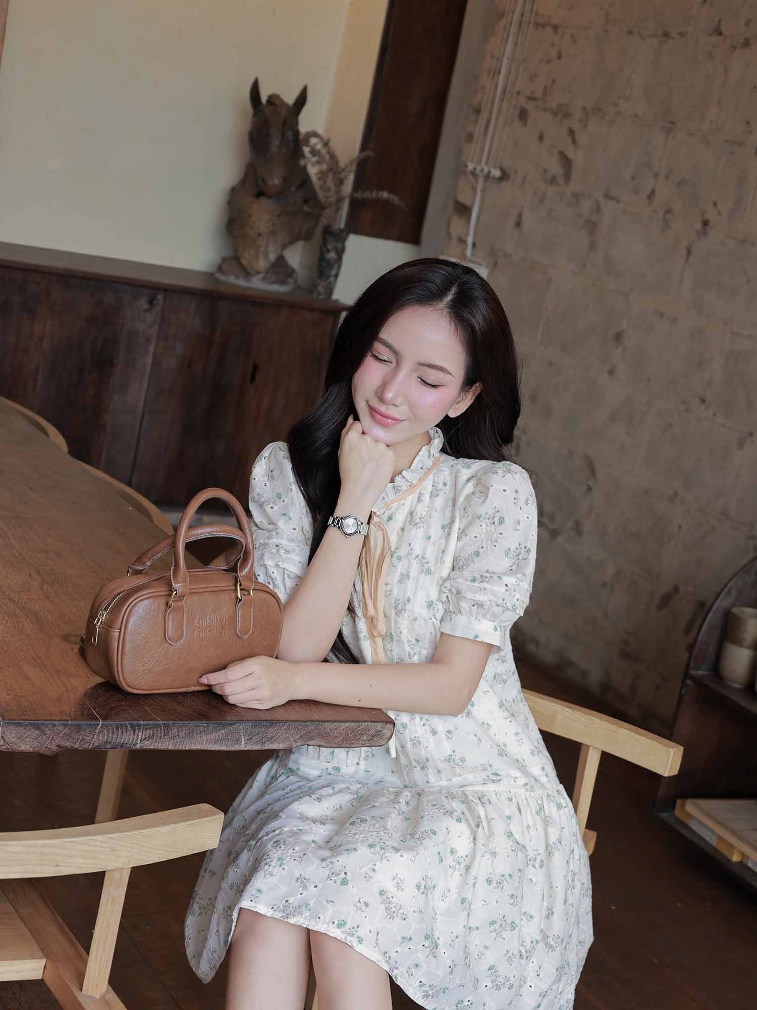 Đầm mini tơ thêu họa tiết form suông xếp li thân trước