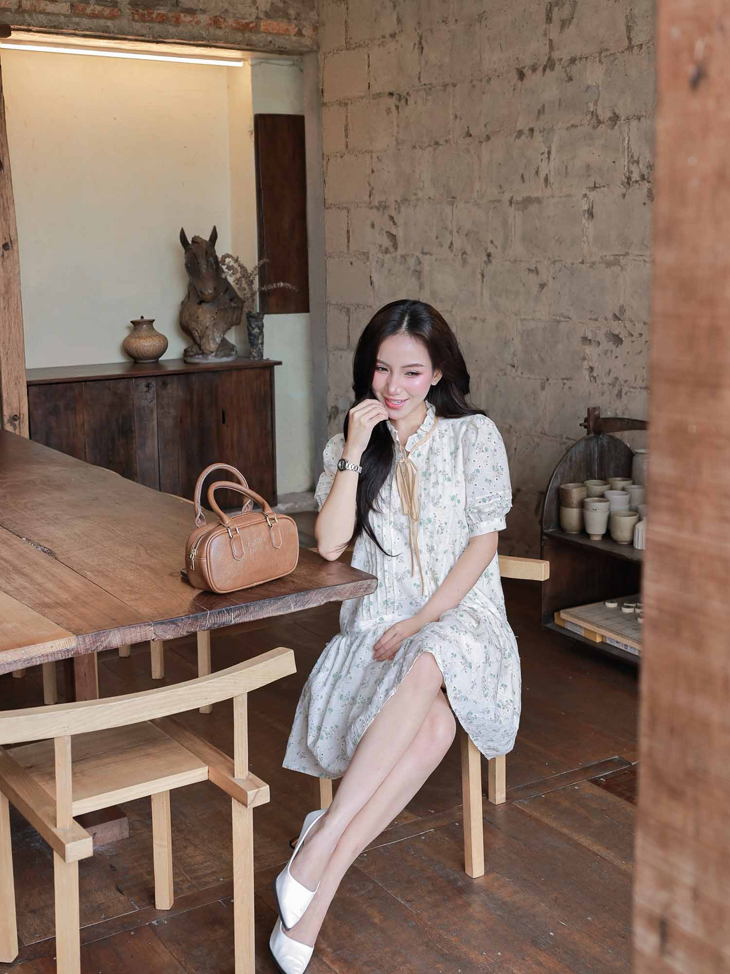 Đầm mini tơ thêu họa tiết form suông xếp li thân trước