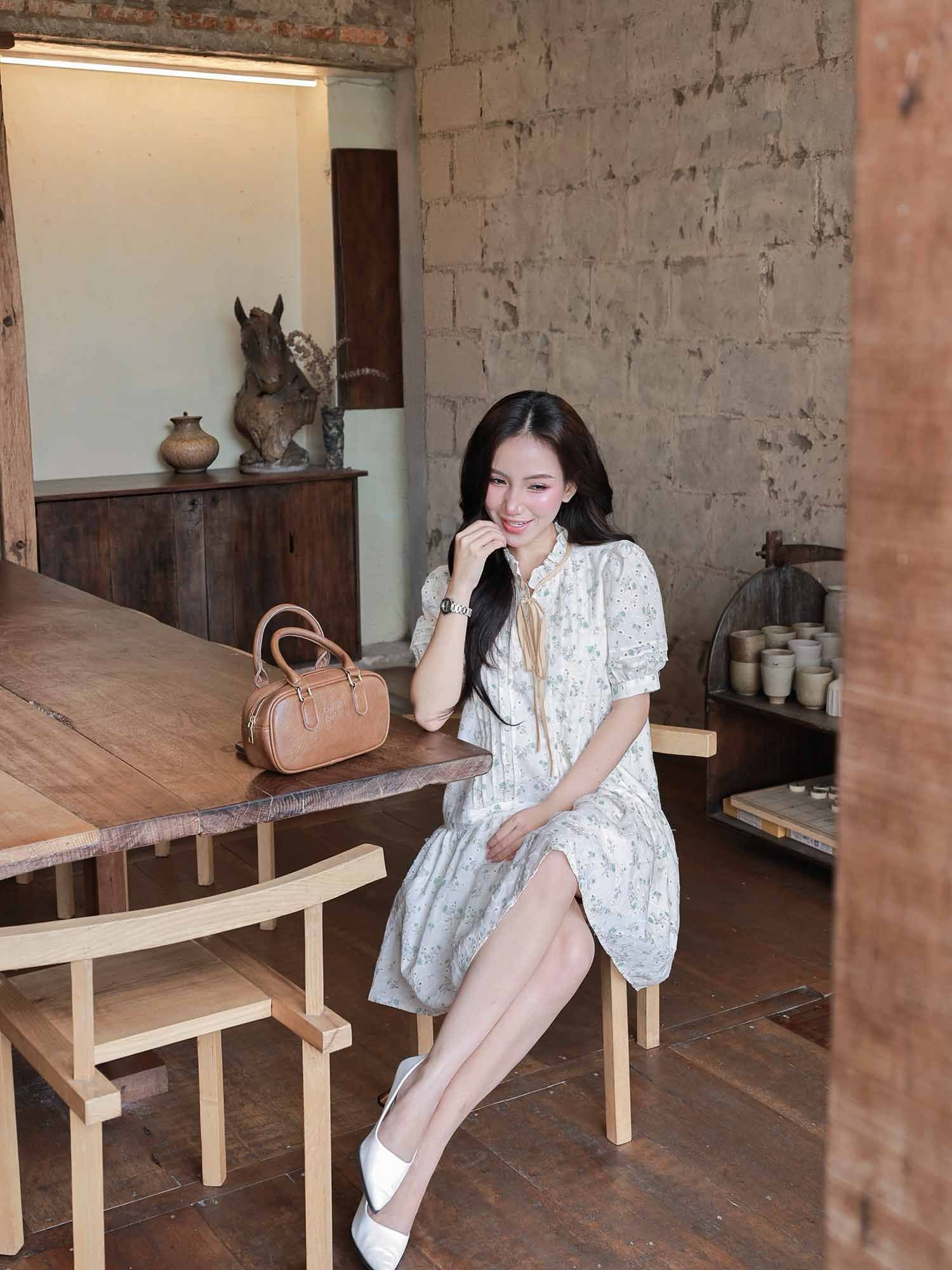  Đầm mini tơ thêu họa tiết form suông xếp li thân trước 