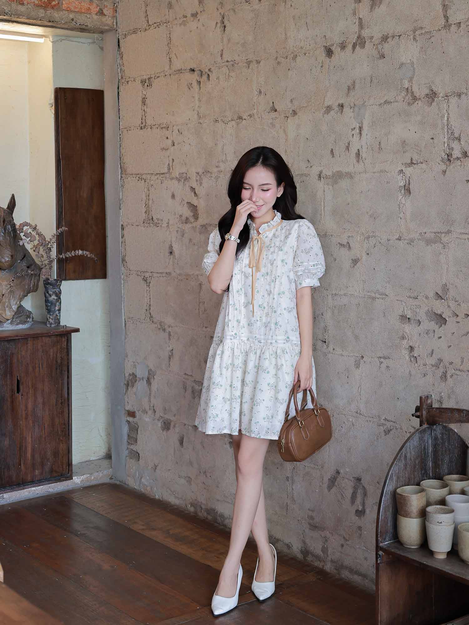 Đầm mini tơ thêu họa tiết form suông xếp li thân trước