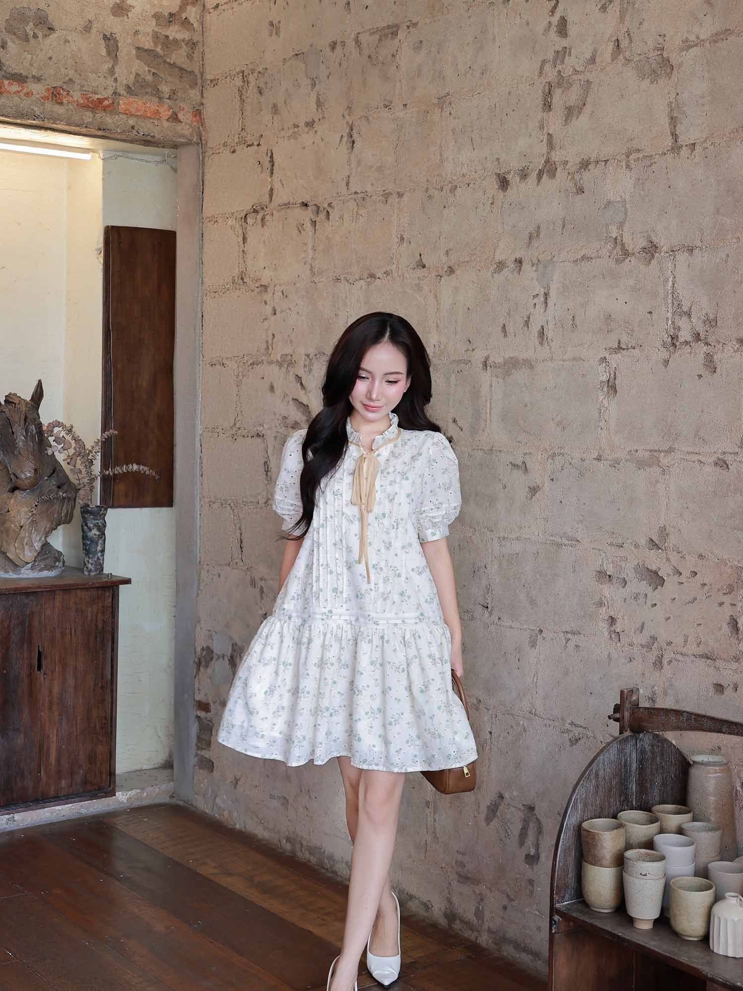  Đầm mini tơ thêu họa tiết form suông xếp li thân trước 