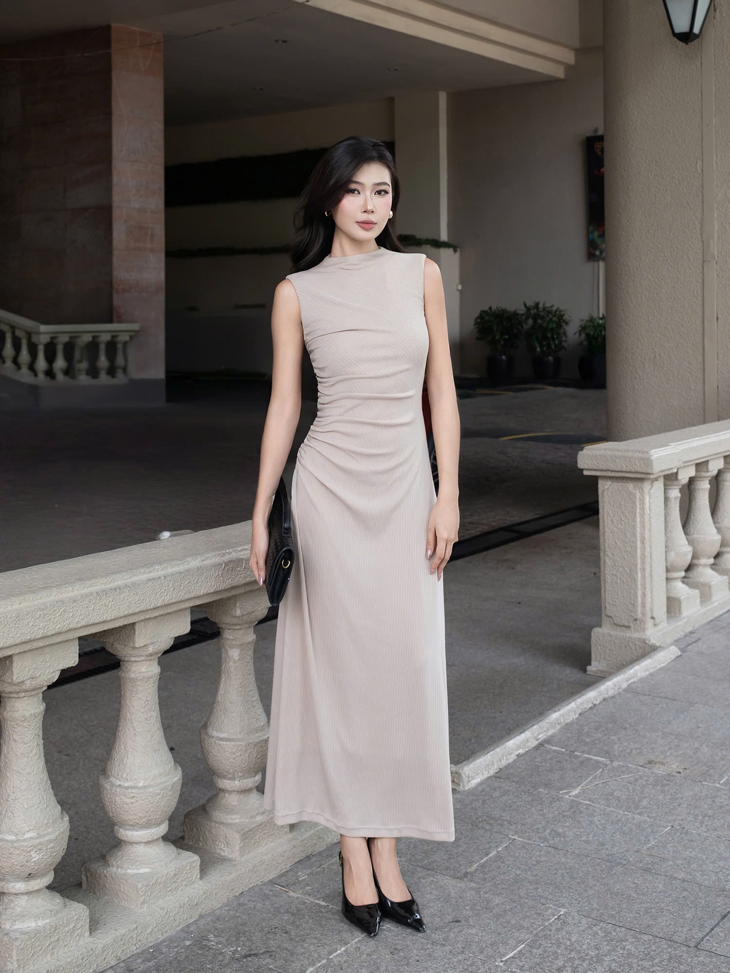 Đầm dài sát nách nhún sườn cách điệu