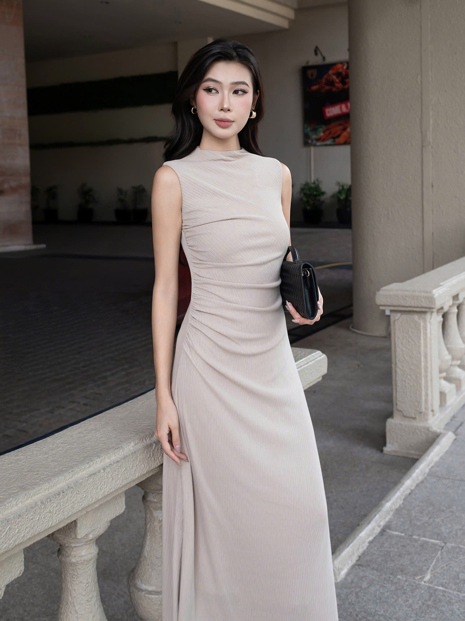  Đầm dài sát nách nhún sườn cách điệu 