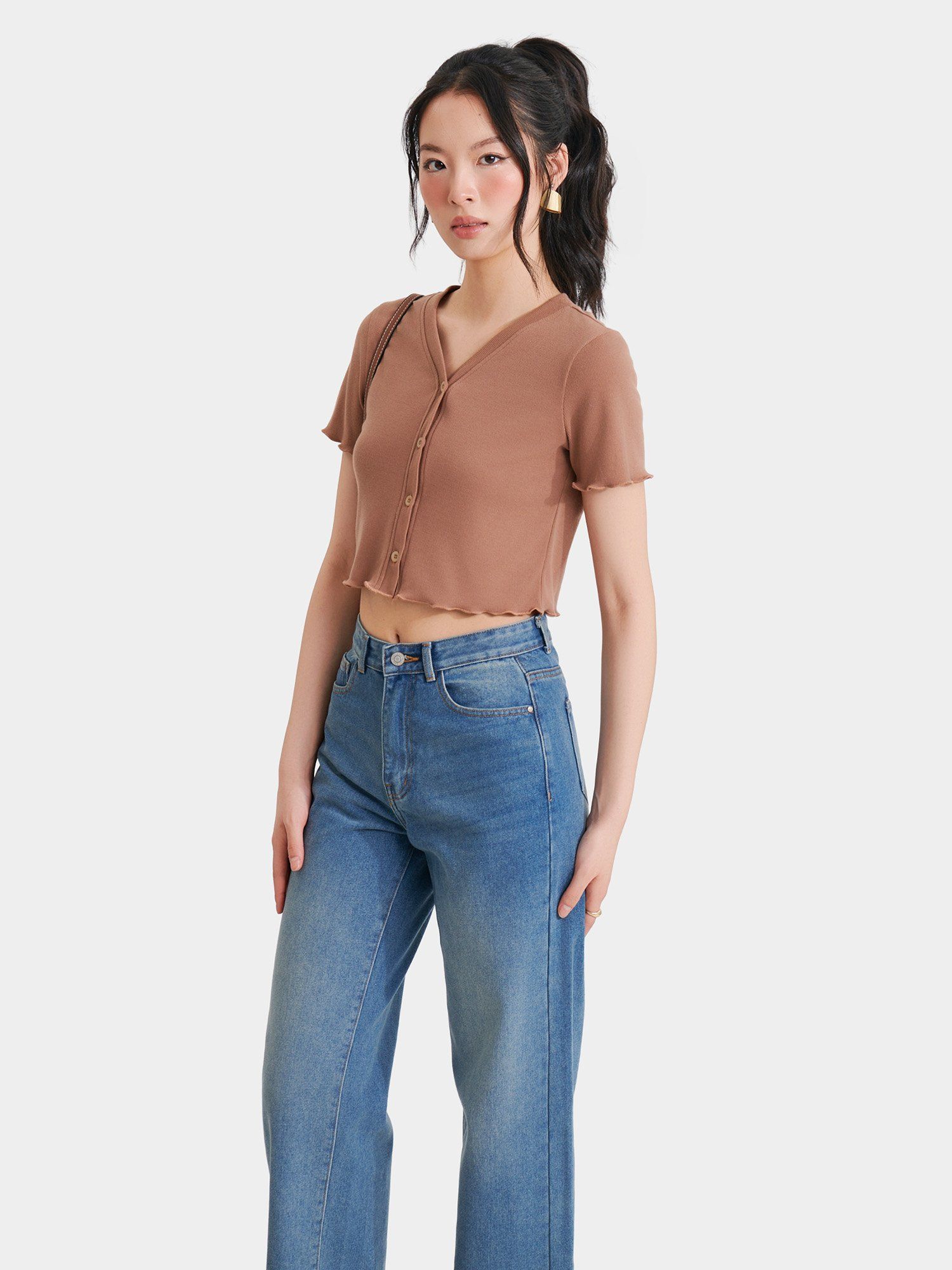  Áo thun crop tay ngắn cổ V cài nút 