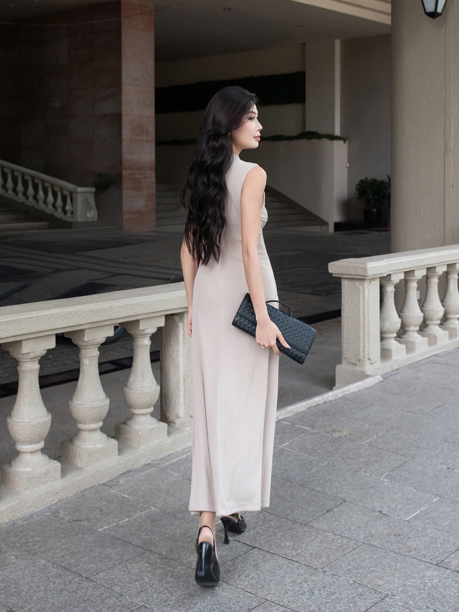 Đầm dài sát nách nhún sườn cách điệu