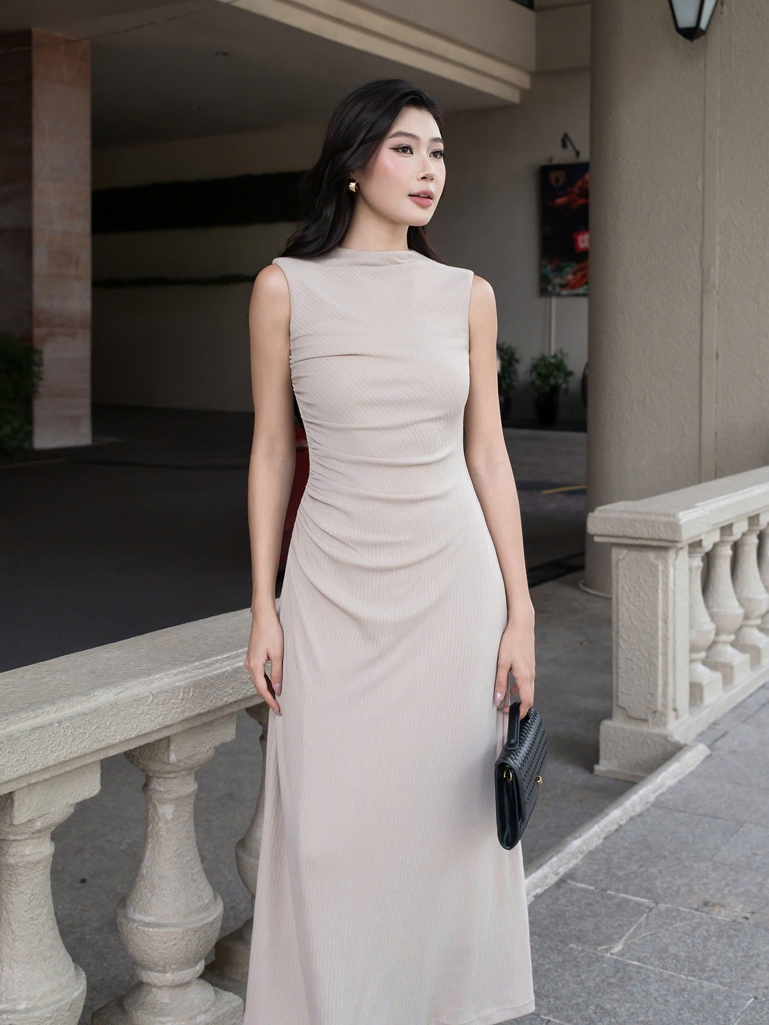  Đầm dài sát nách nhún sườn cách điệu 