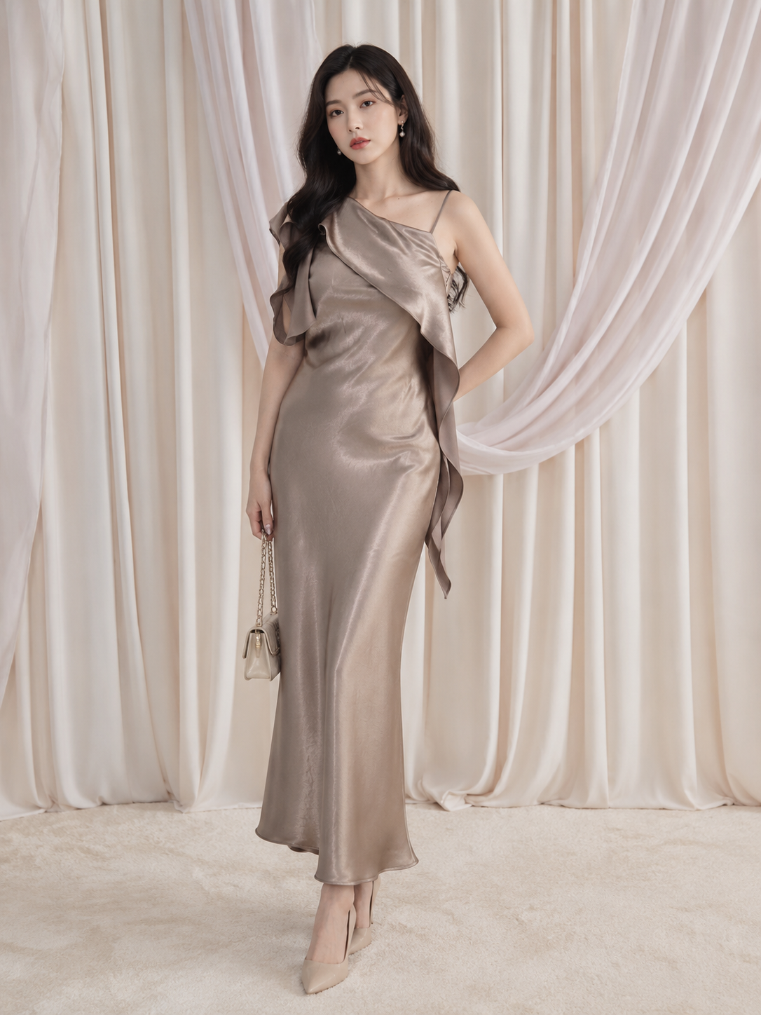  Đầm maxi lụa ánh lệch vai phối khăn 