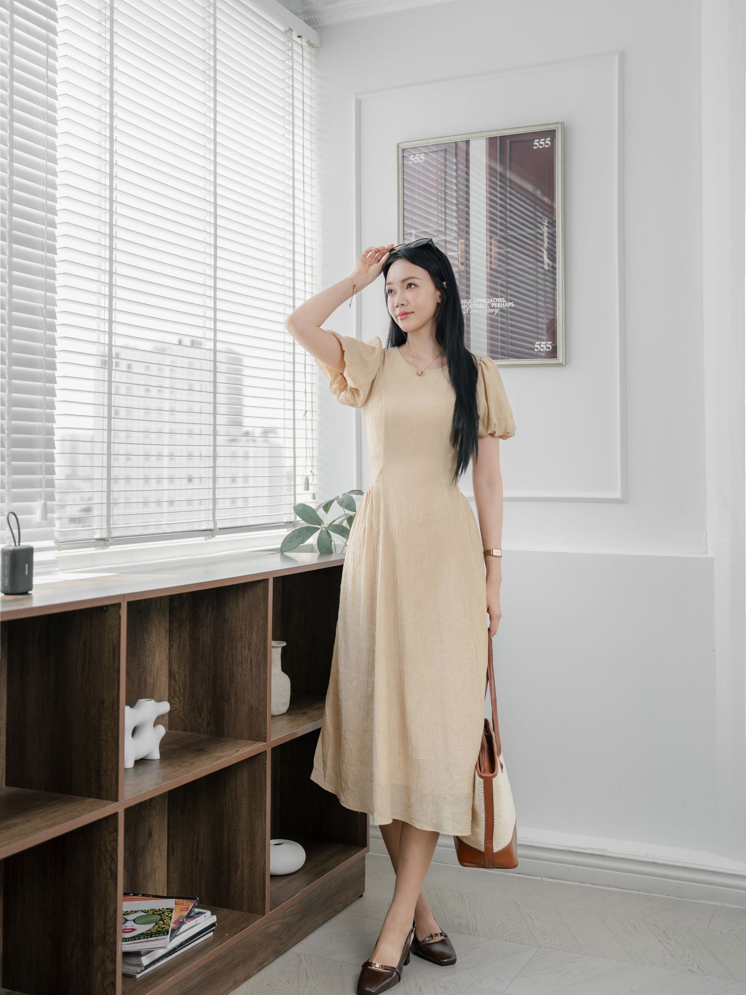 Đầm midi tơ dập nhăn tay phồng