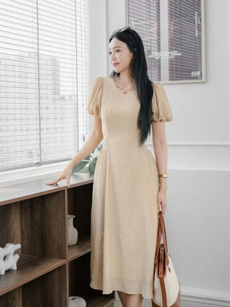  Đầm midi tơ dập nhăn tay phồng 