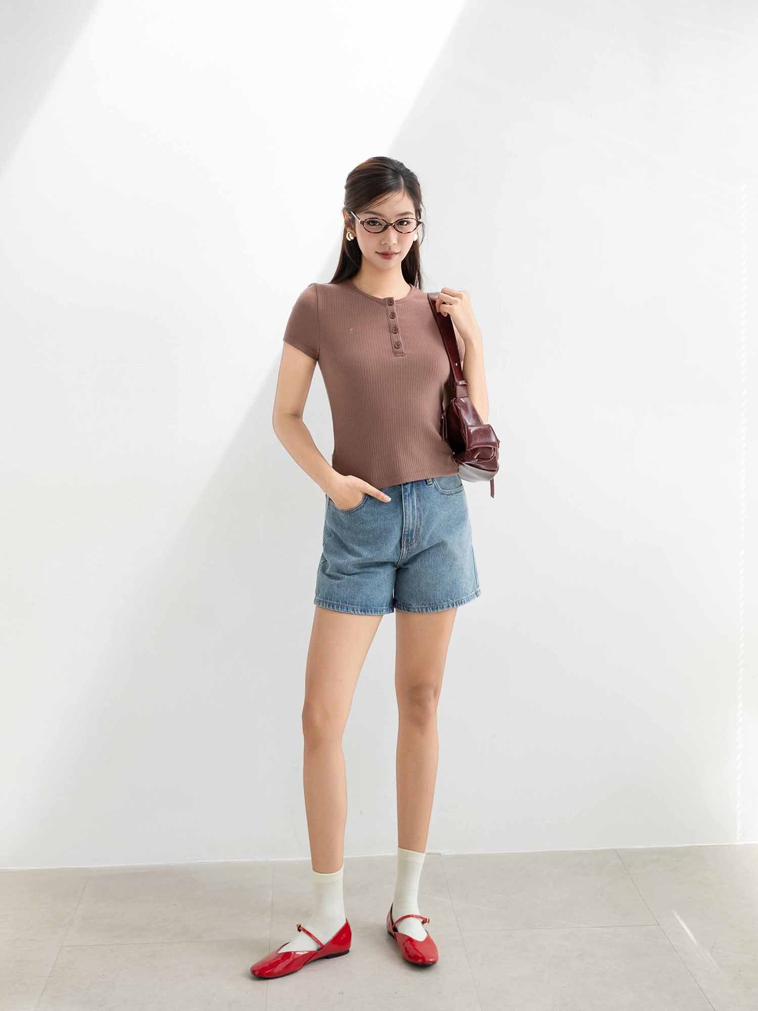 Áo thun cổ tròn gài nút