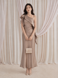  Đầm maxi lụa ánh lệch vai phối khăn 