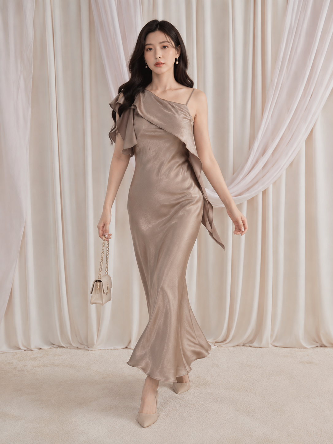  Đầm maxi lụa ánh lệch vai phối khăn 
