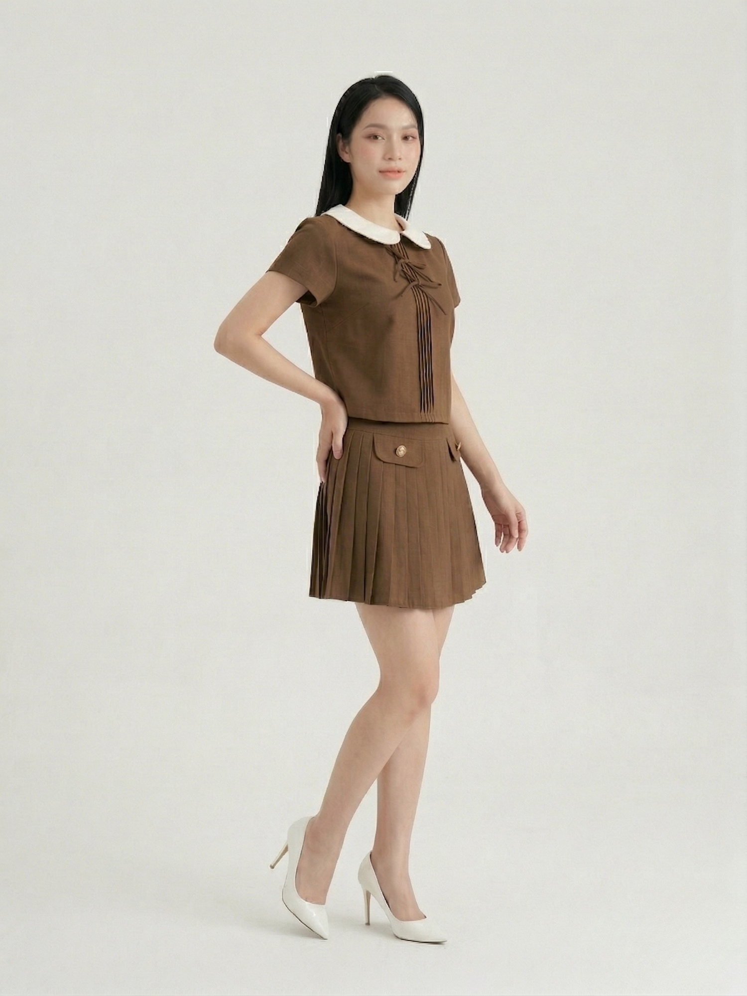  Áo form suông xếp ly cổ lá sen 