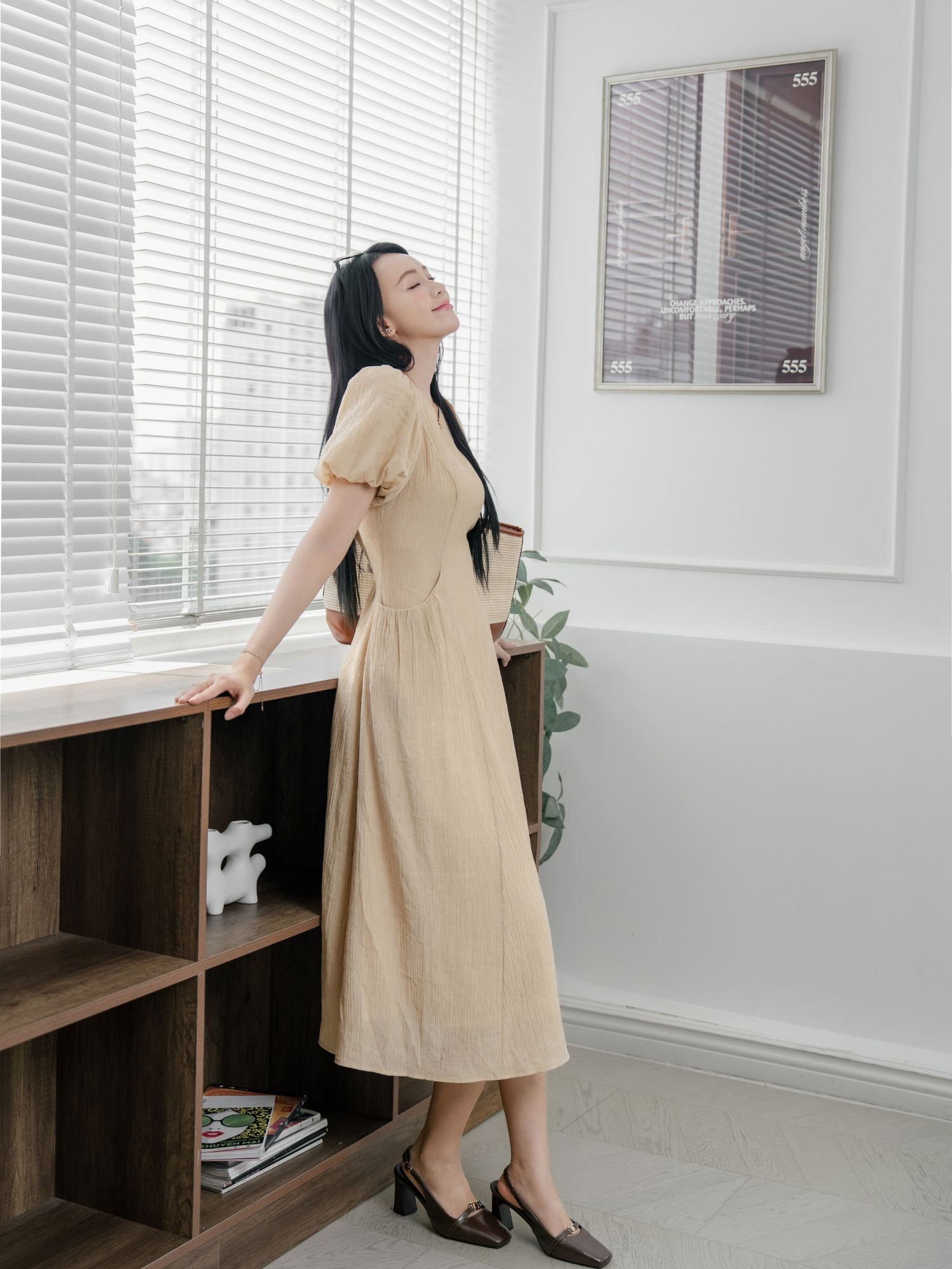 Đầm midi tơ dập nhăn tay phồng