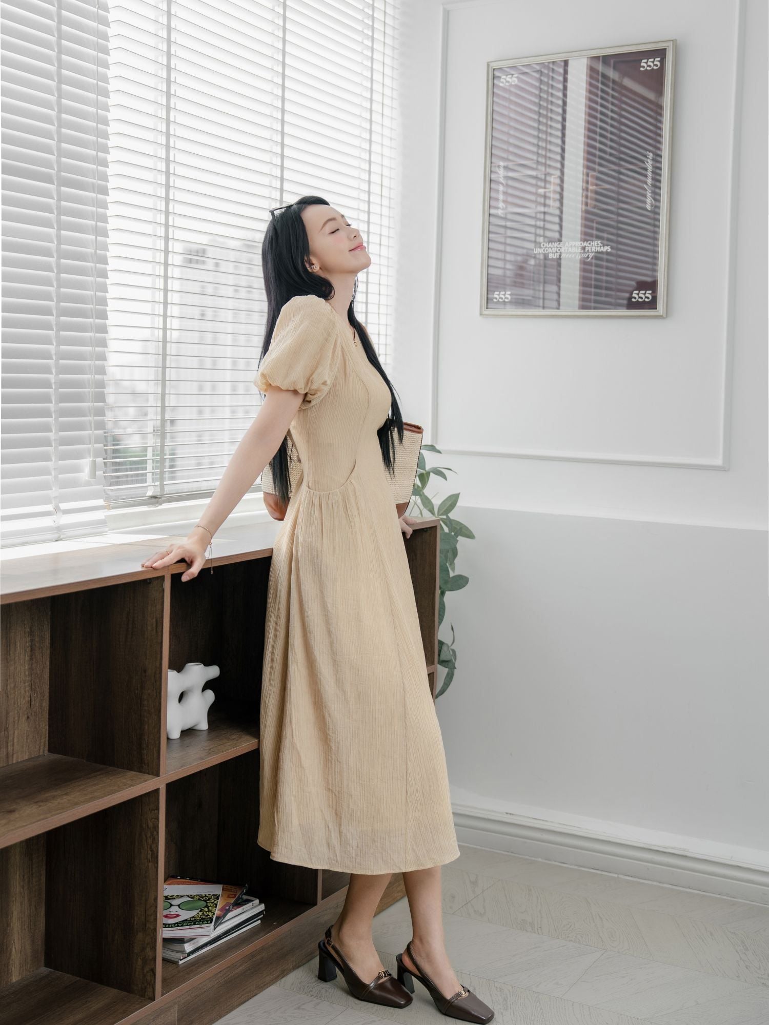  Đầm midi tơ dập nhăn tay phồng 